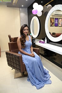 Vithika Sheru at Naturals Family Salon Launch