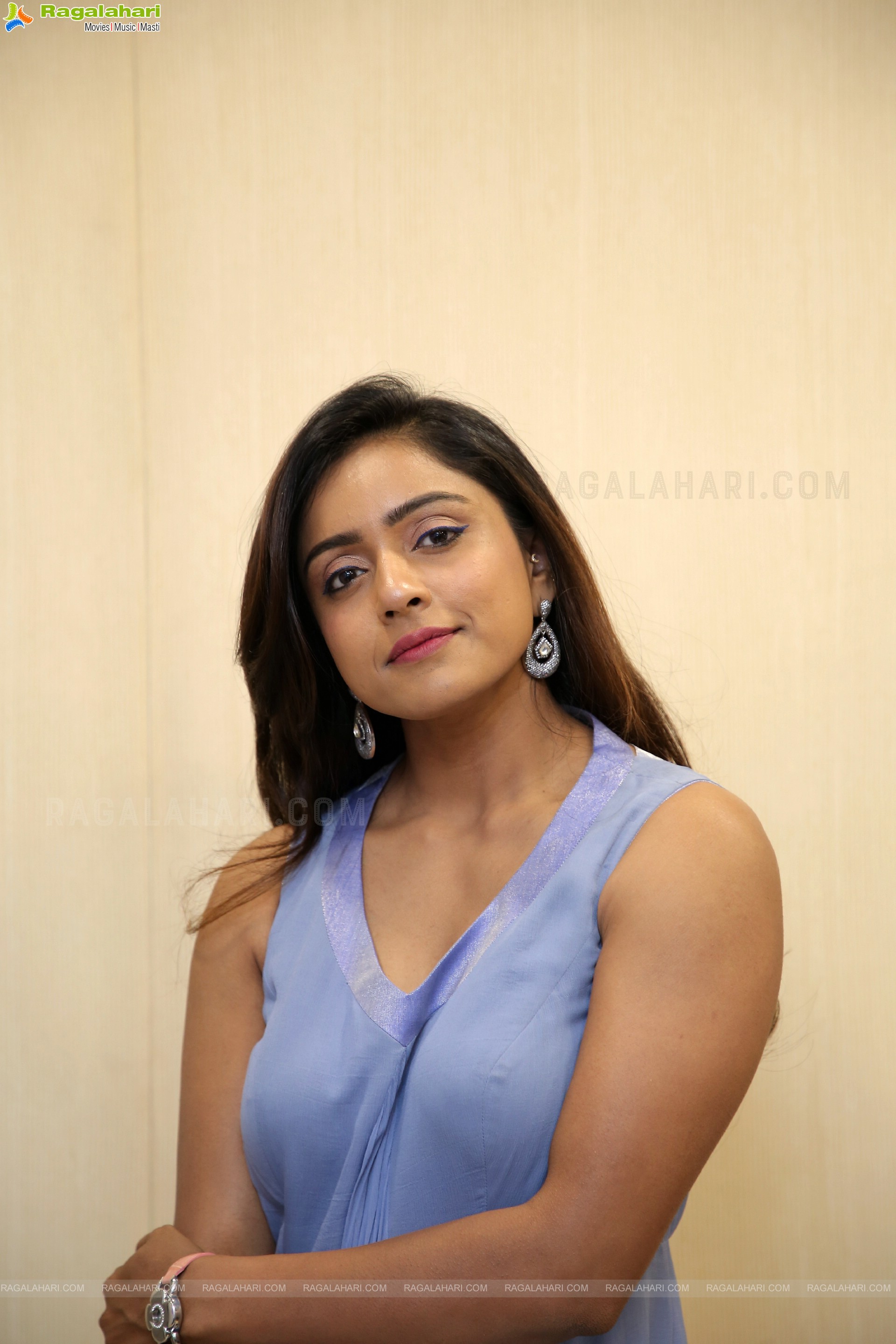 Vithika Sheru at Naturals Family Salon Launch, HD Photo Gallery