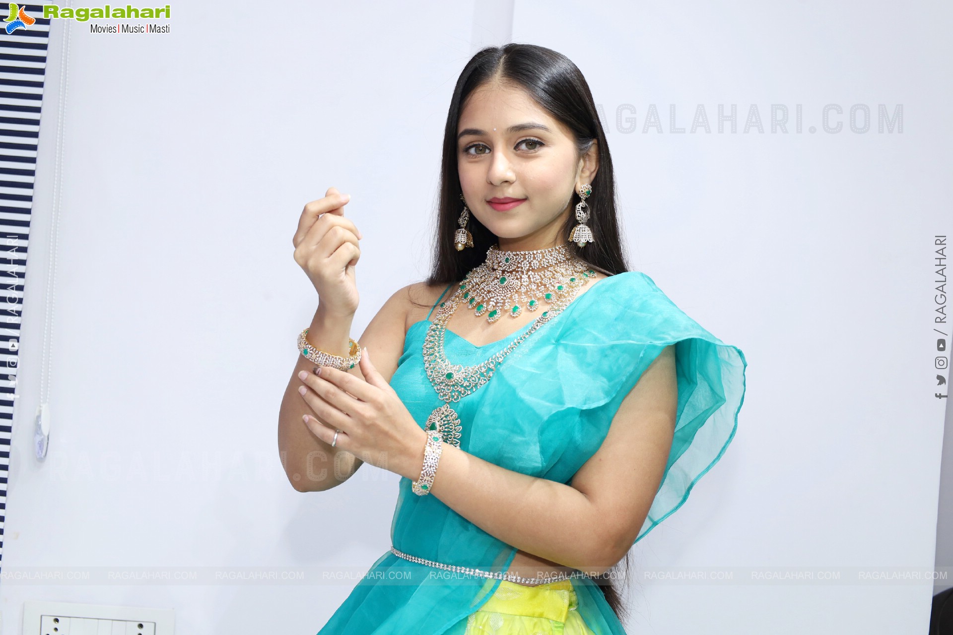 Jabili Jetta Latest Stills, HD Photo Gallery