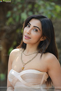 Parvati Nair at Alambana Press Meet, HD Gallery