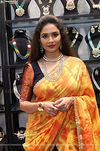 Abhilasha Poses with Jewellery, HD Gallery