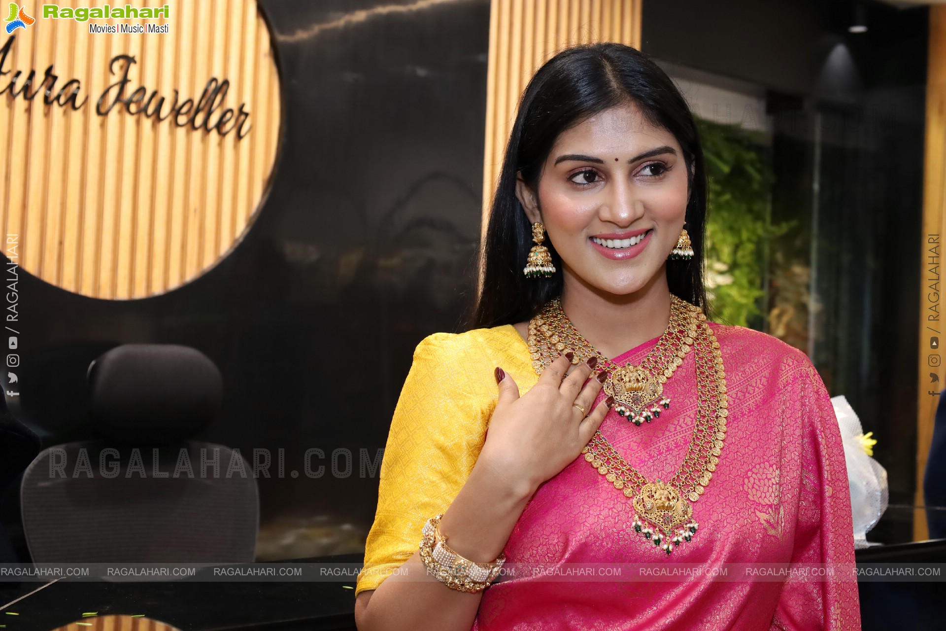 Aparna Reddy Saree Stills, HD Gallery