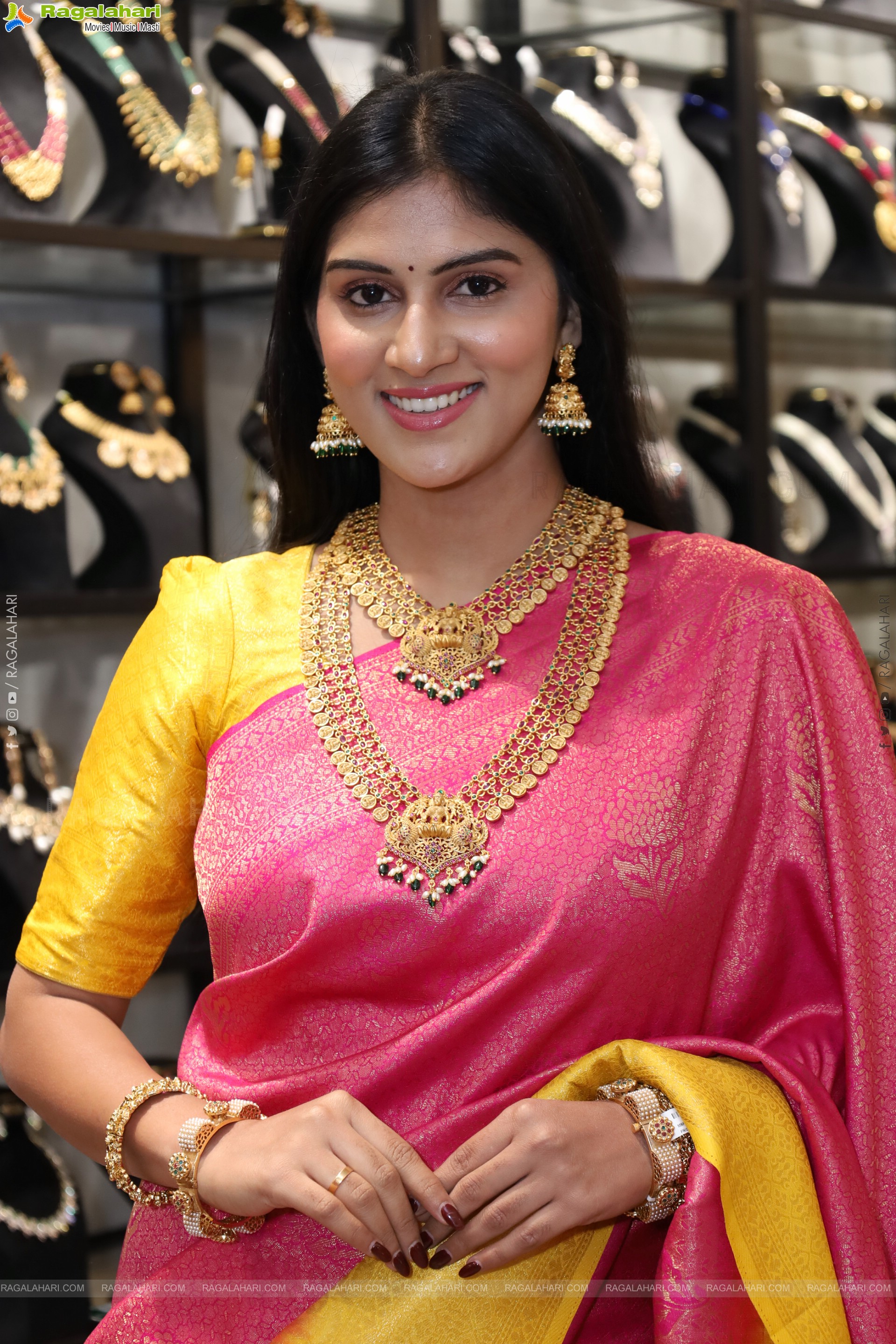 Aparna Reddy Saree Stills, HD Gallery