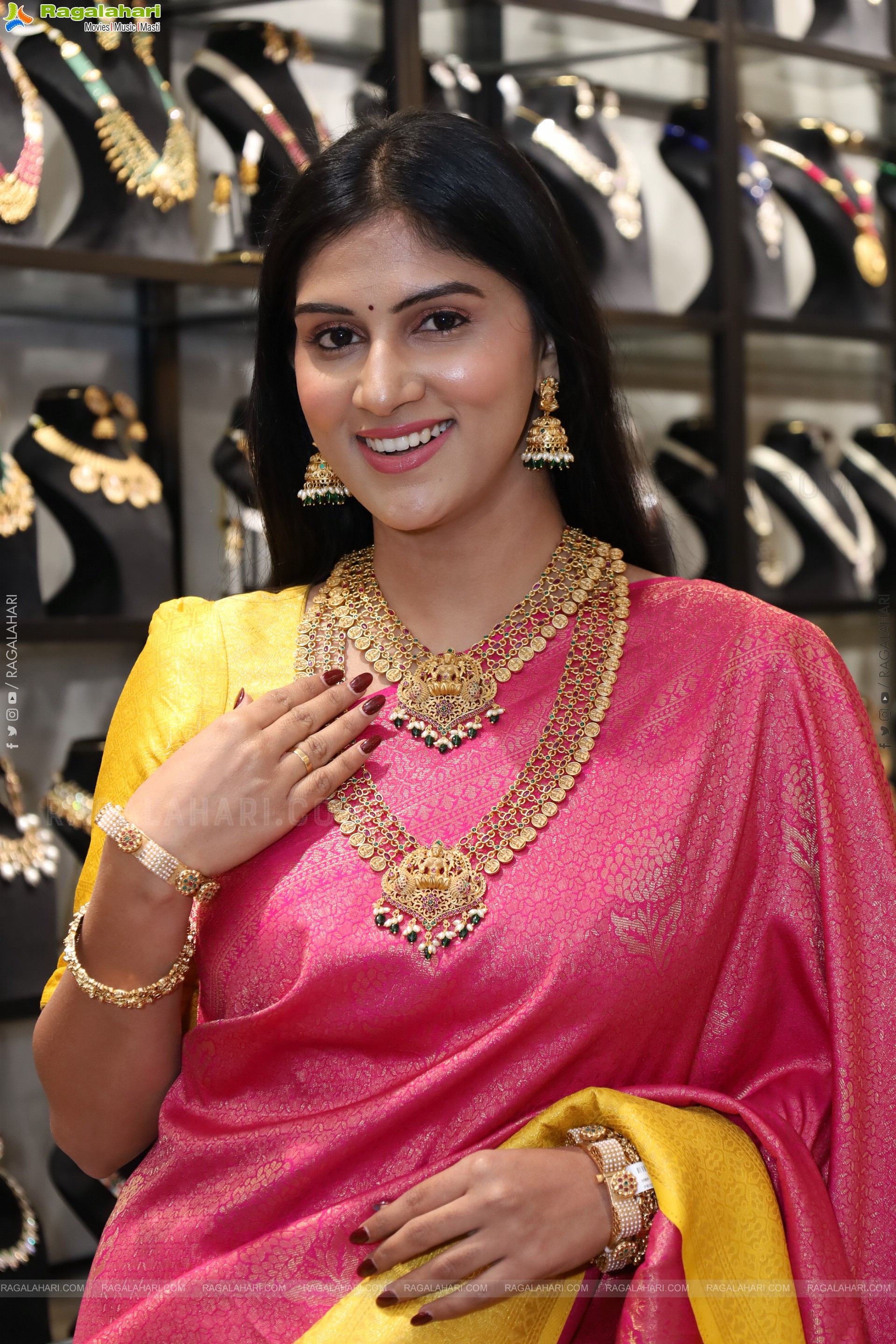 Aparna Reddy Saree Stills, HD Gallery