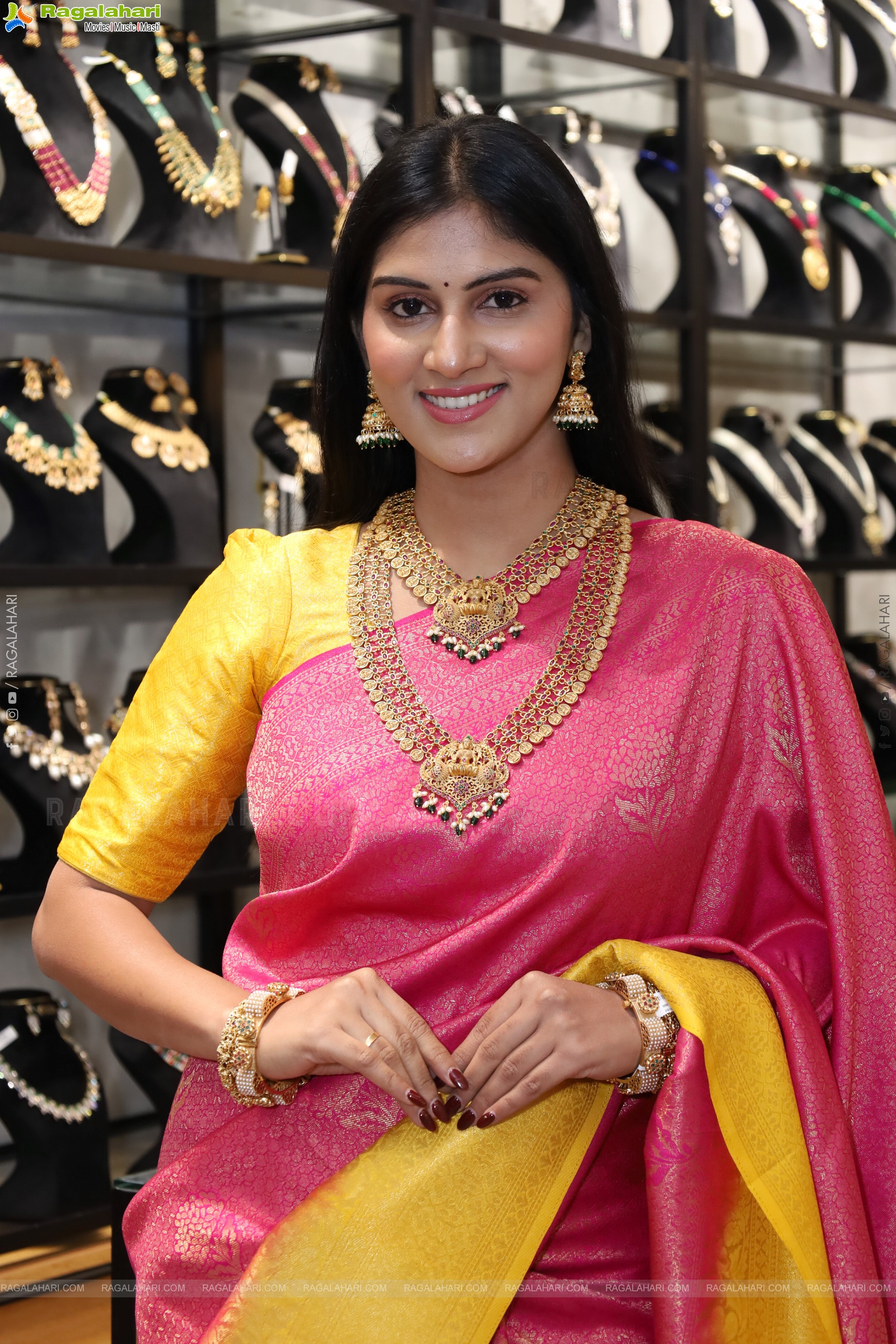 Aparna Reddy Saree Stills, HD Gallery