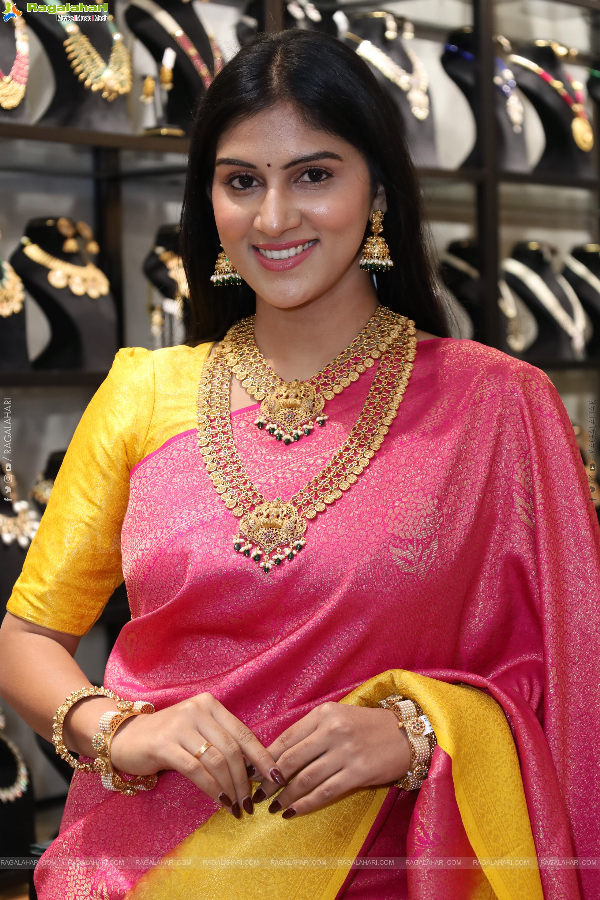 Aparna Reddy Saree Stills, HD Gallery