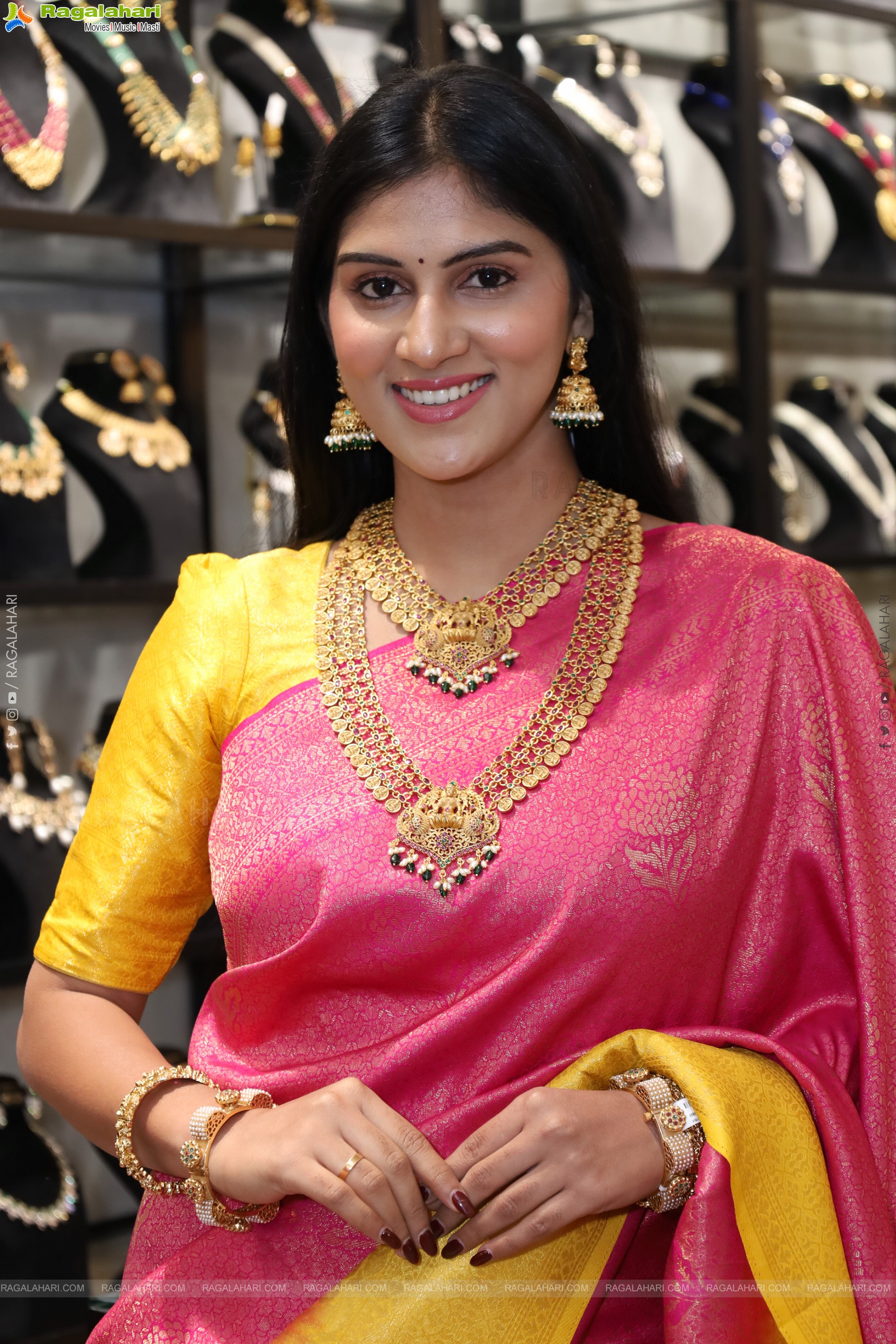 Aparna Reddy Saree Stills, HD Gallery