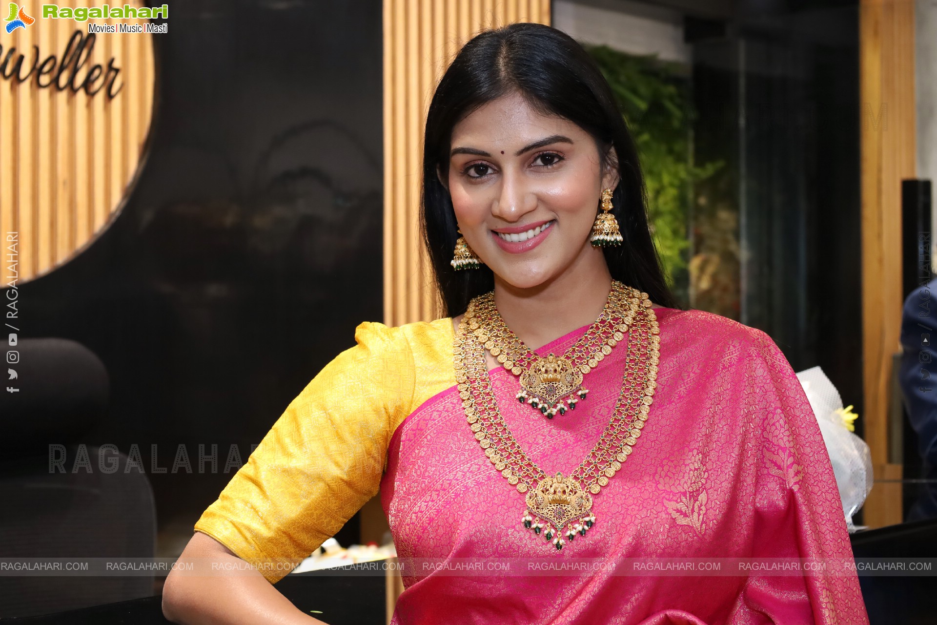 Aparna Reddy Saree Stills, HD Gallery