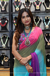 Naziya Khan Poses with Jewellery, HD Gallery