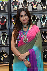 Naziya Khan Poses with Jewellery, HD Gallery