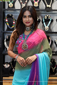 Naziya Khan Poses with Jewellery, HD Gallery