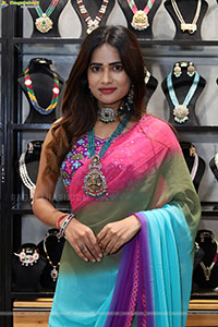 Naziya Khan Poses with Jewellery, HD Gallery