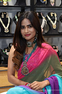 Naziya Khan Poses with Jewellery, HD Gallery