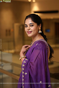 Bindu Madhavi at Dhandoraa Prerelease Event