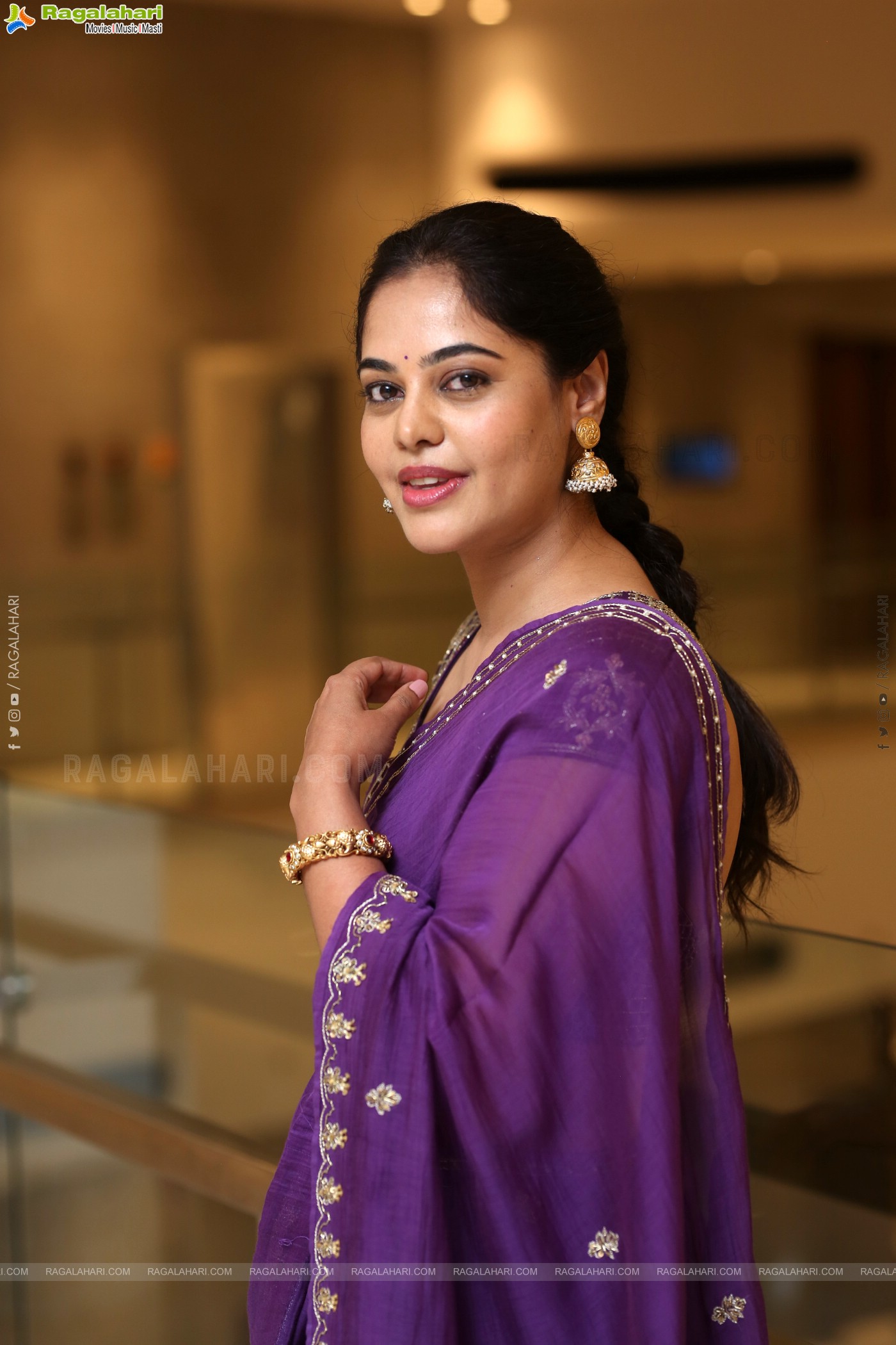 Bindu Madhavi at Dhandoraa Prerelease Event, HD Gallery