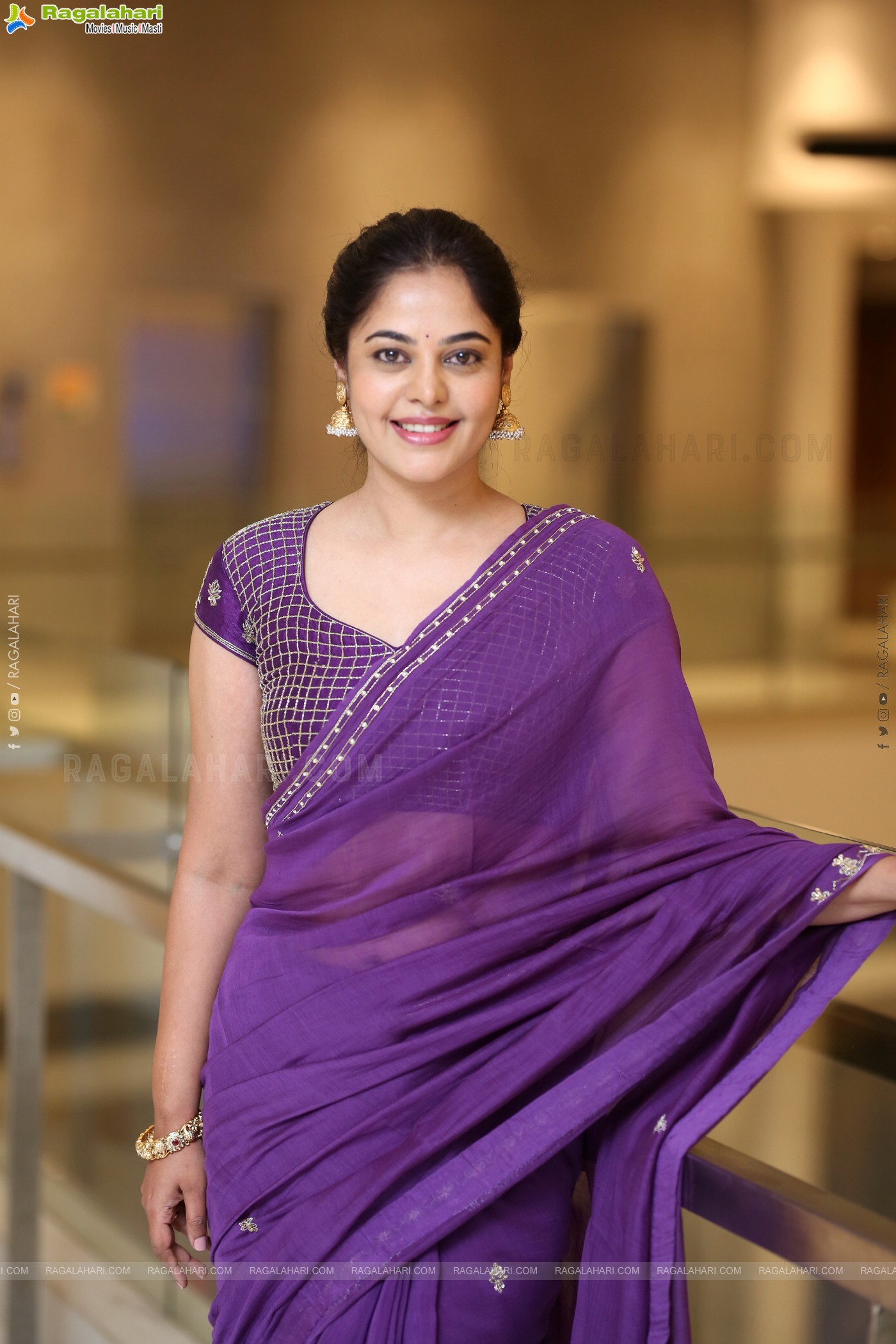 Bindu Madhavi at Dhandoraa Prerelease Event, HD Gallery