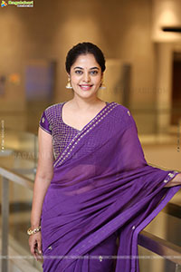 Bindu Madhavi at Dhandoraa Prerelease Event