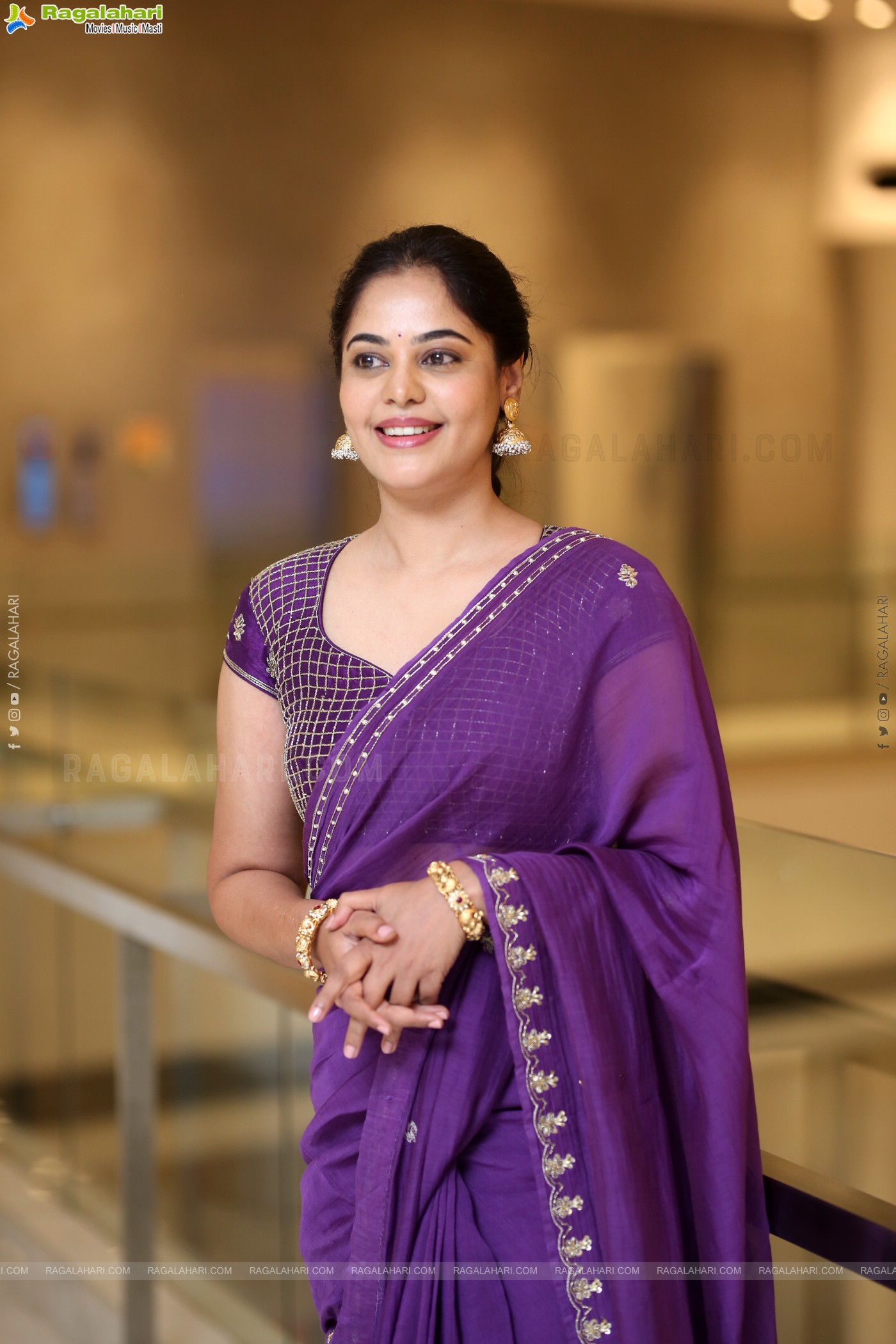 Bindu Madhavi at Dhandoraa Prerelease Event, HD Gallery