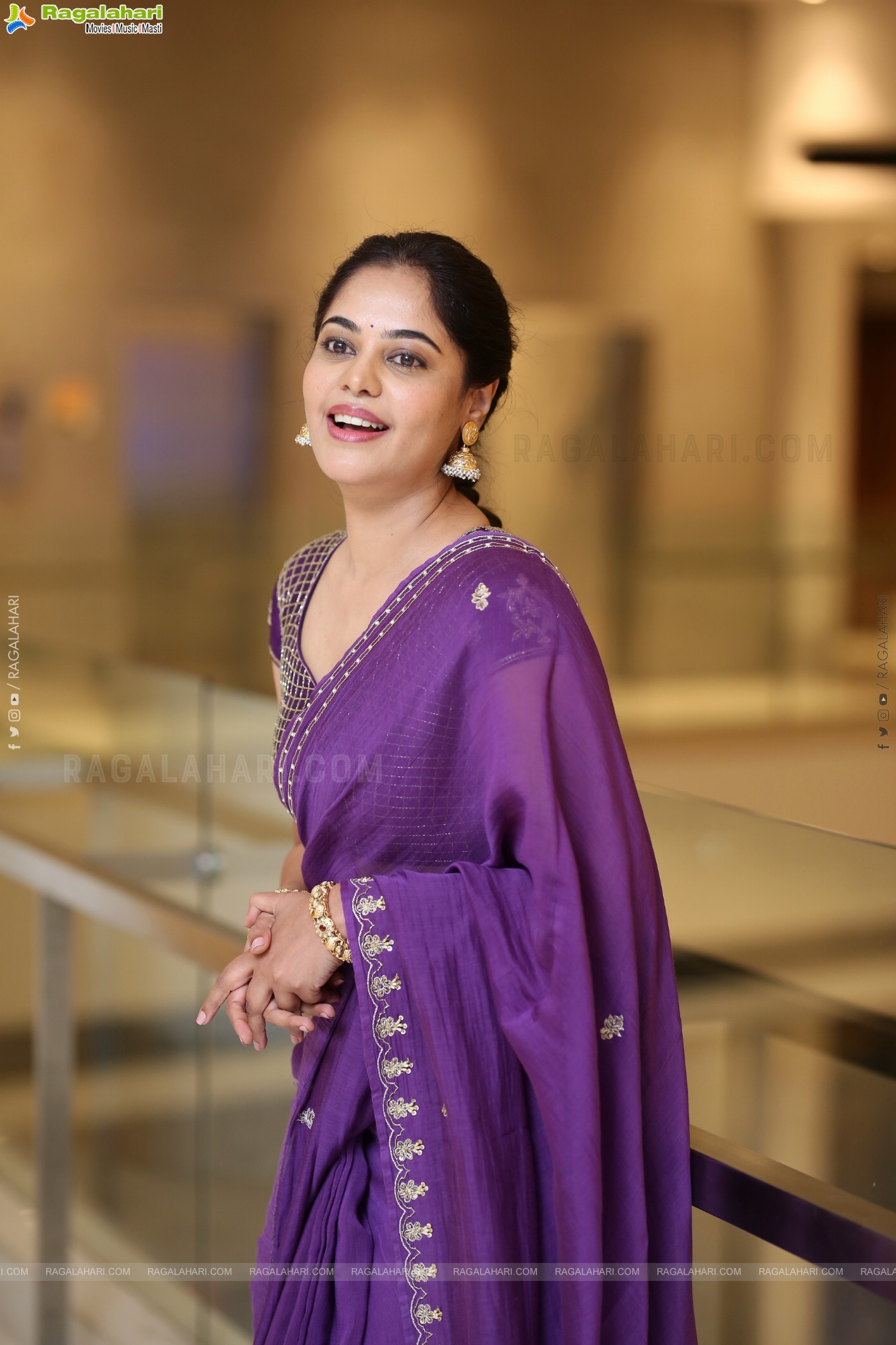 Bindu Madhavi at Dhandoraa Prerelease Event, HD Gallery