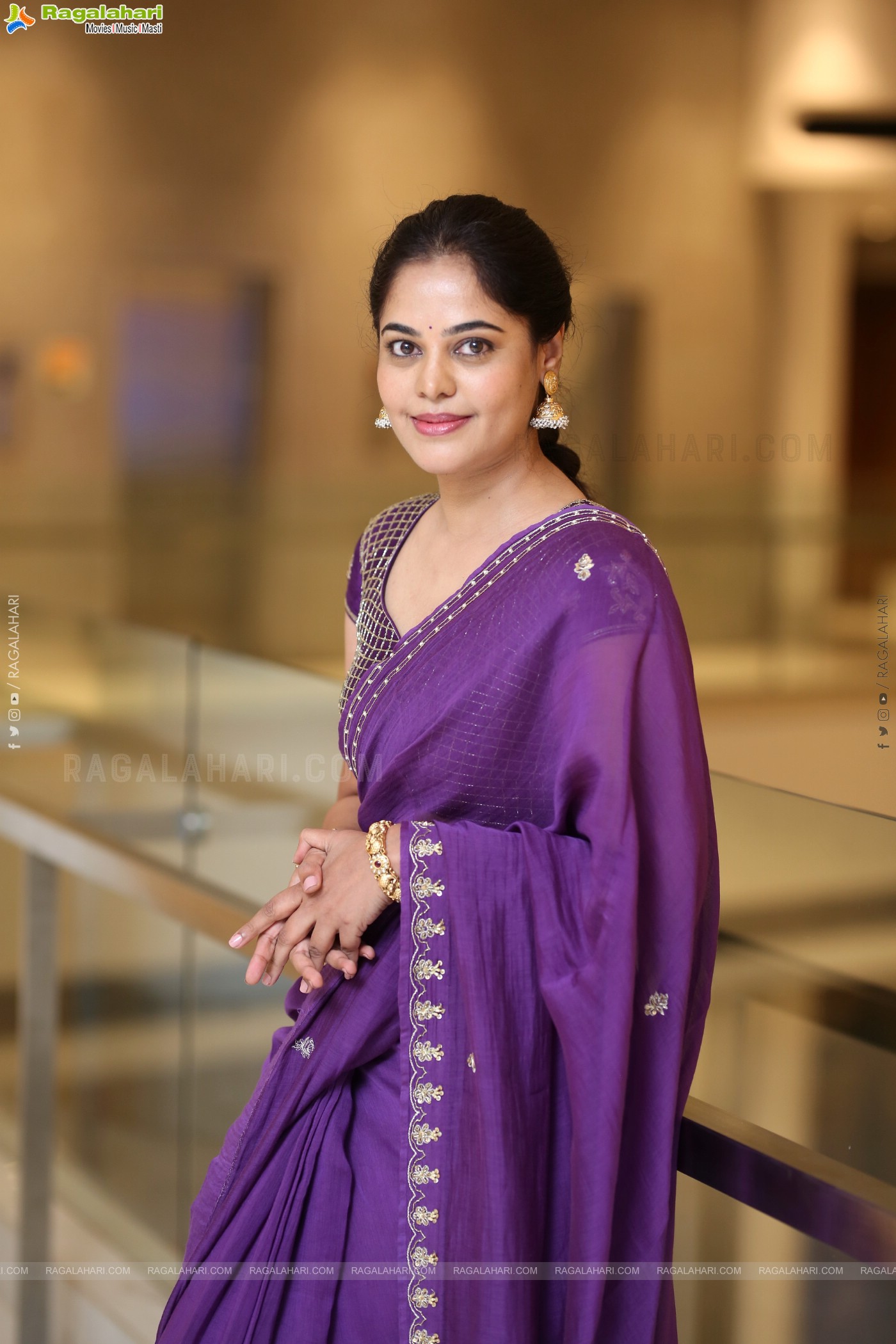 Bindu Madhavi at Dhandoraa Prerelease Event, HD Gallery