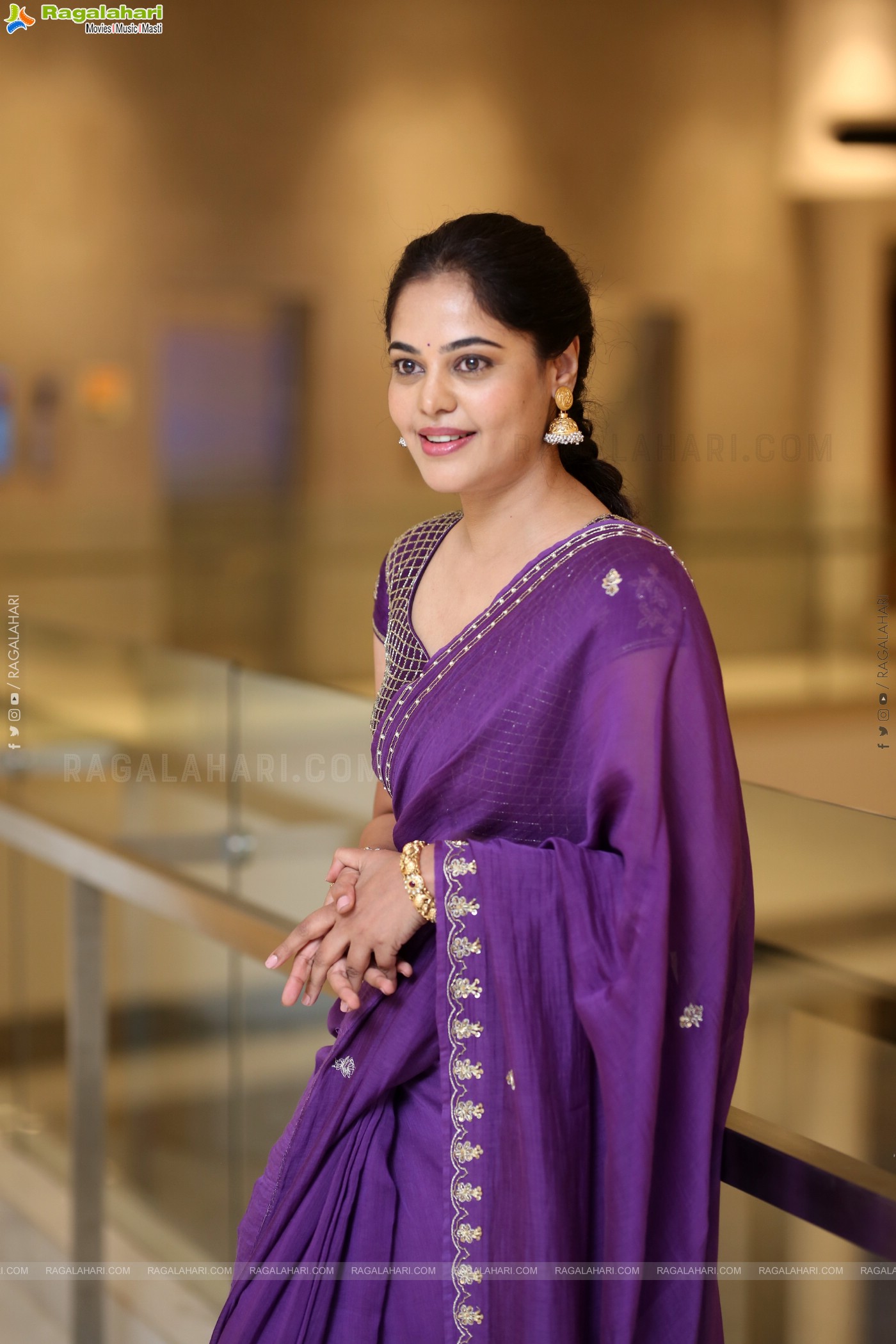 Bindu Madhavi at Dhandoraa Prerelease Event, HD Gallery