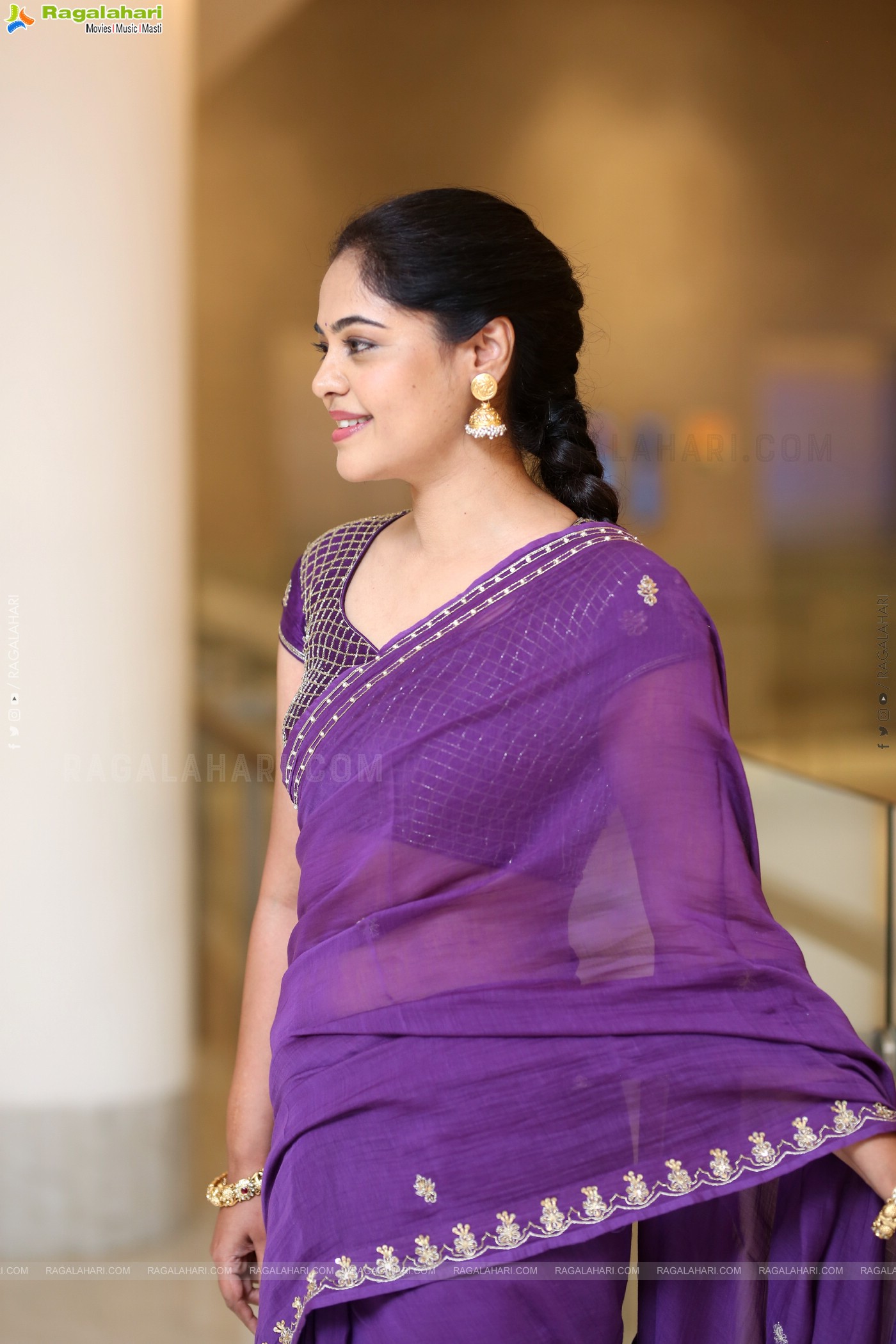 Bindu Madhavi at Dhandoraa Prerelease Event, HD Gallery