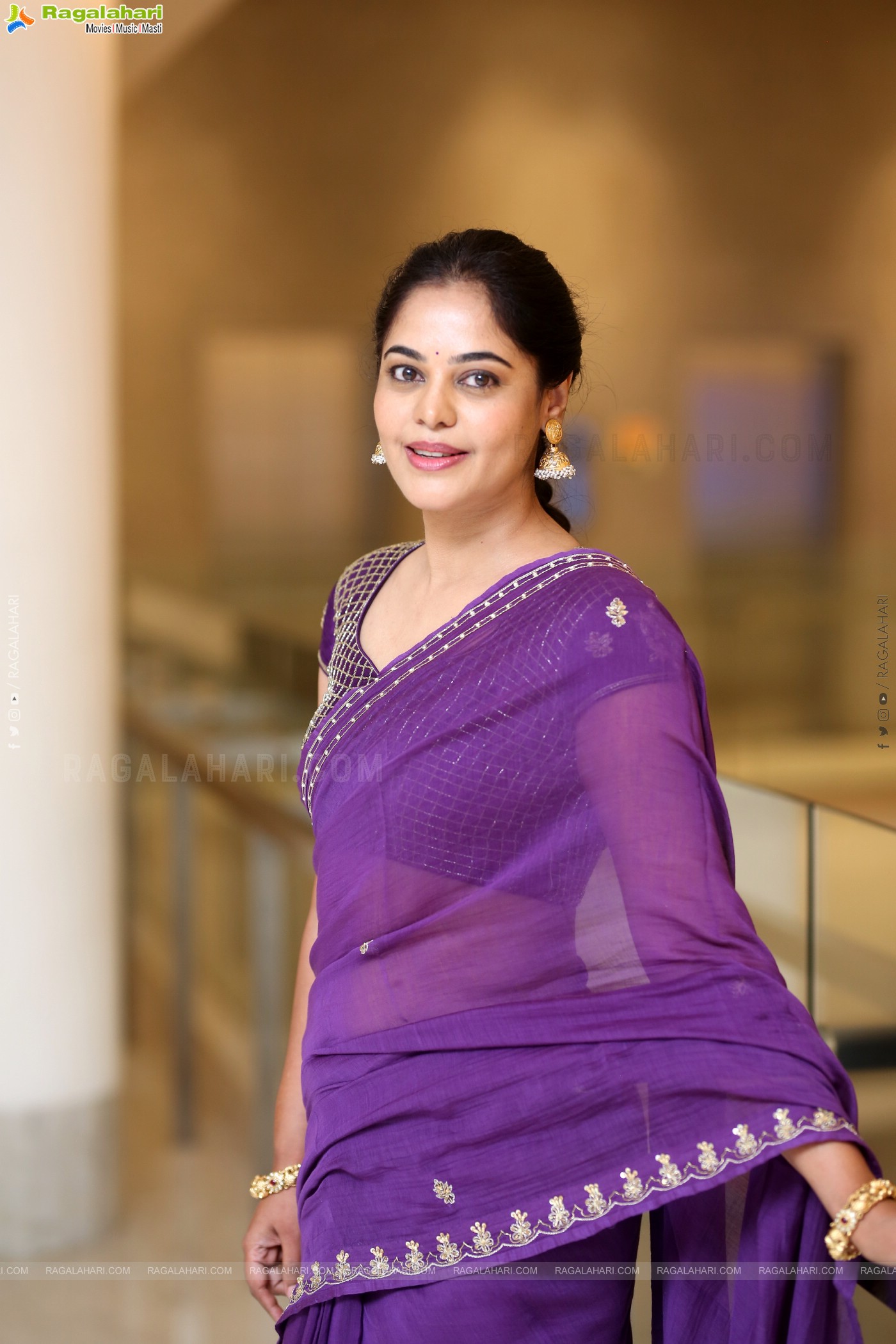 Bindu Madhavi at Dhandoraa Prerelease Event, HD Gallery