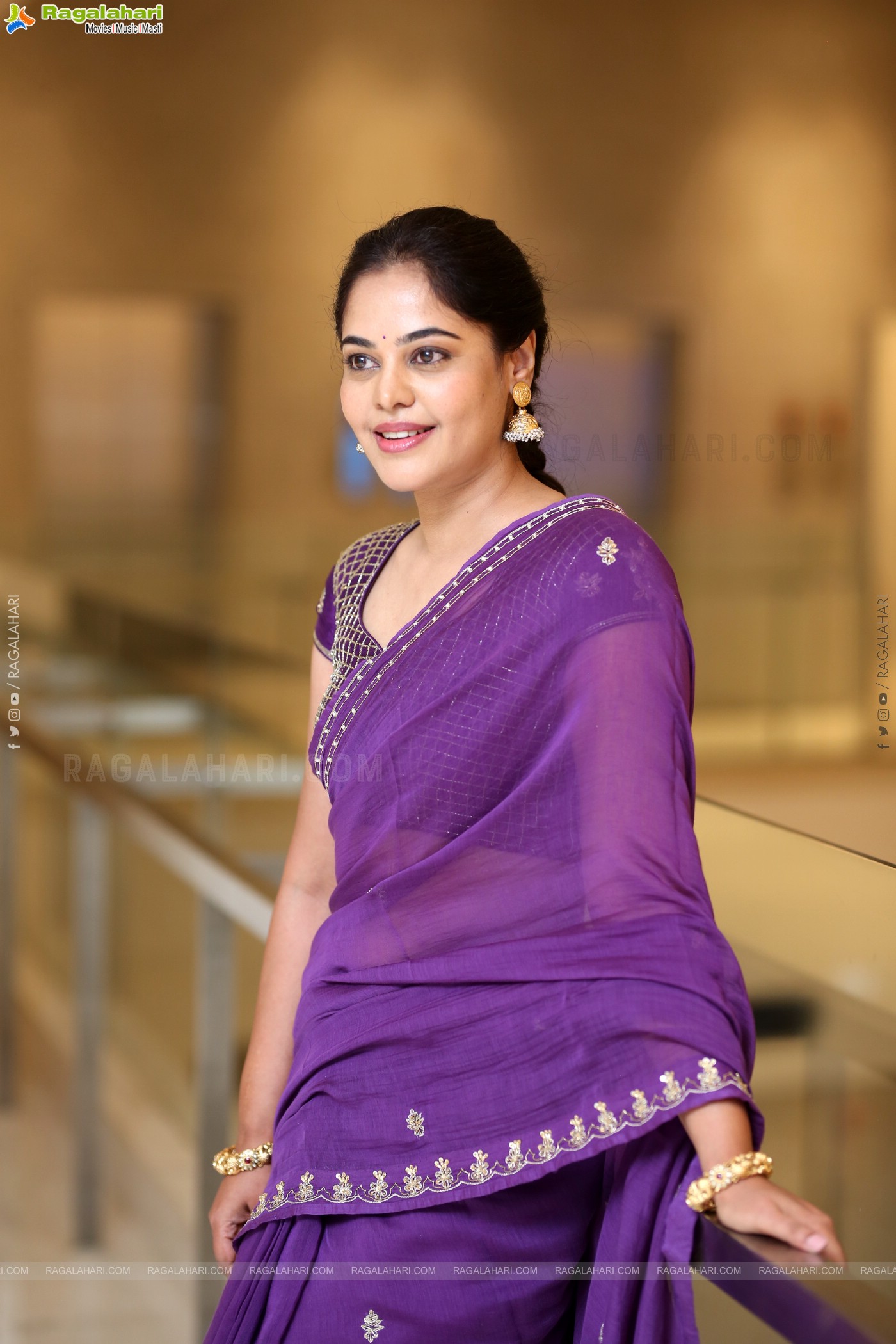 Bindu Madhavi at Dhandoraa Prerelease Event, HD Gallery