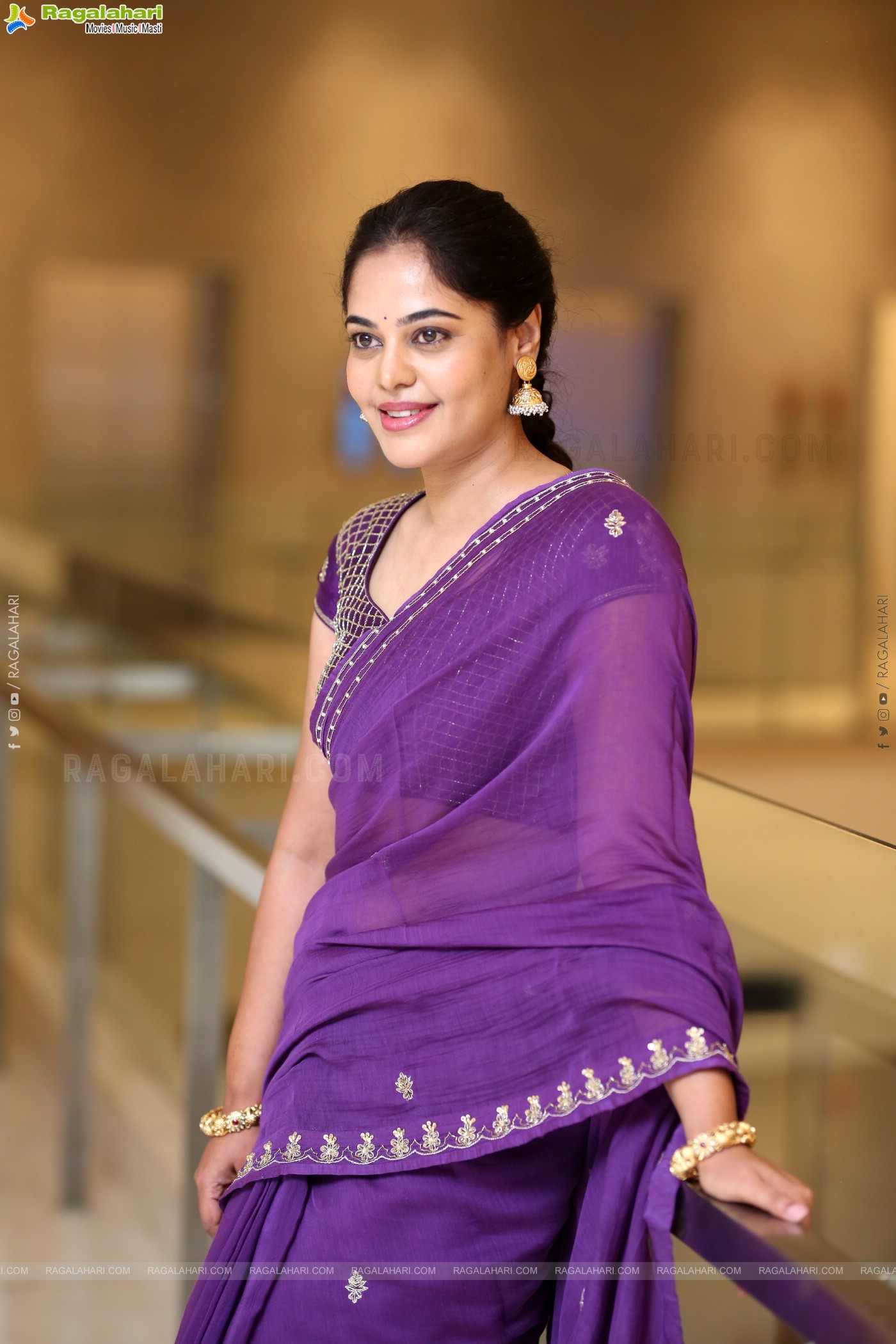 Bindu Madhavi at Dhandoraa Prerelease Event, HD Gallery