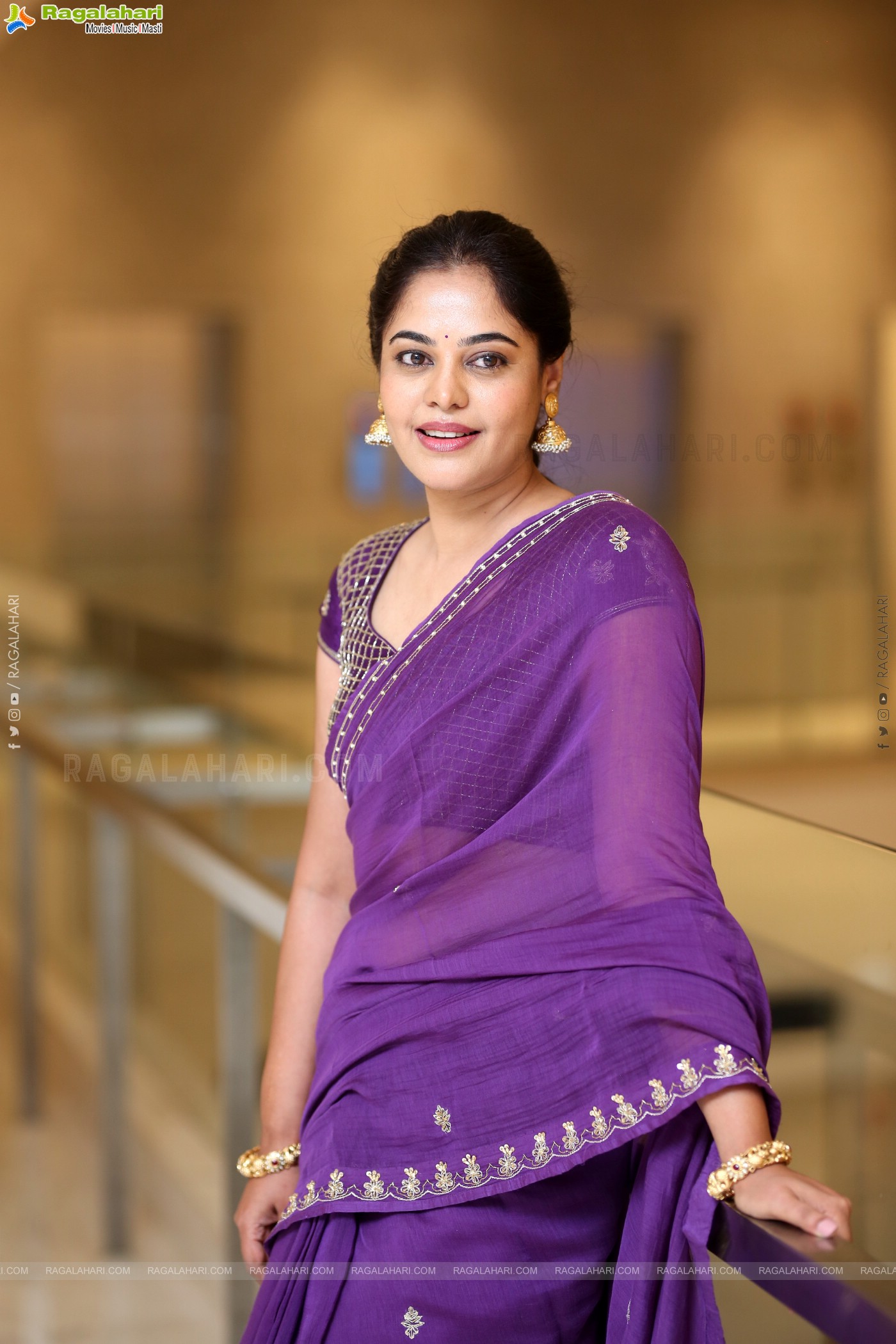 Bindu Madhavi at Dhandoraa Prerelease Event, HD Gallery