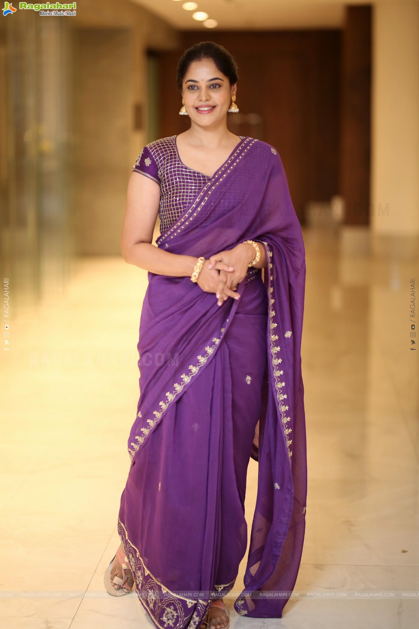 Bindu Madhavi at Dhandoraa Prerelease Event, HD Gallery