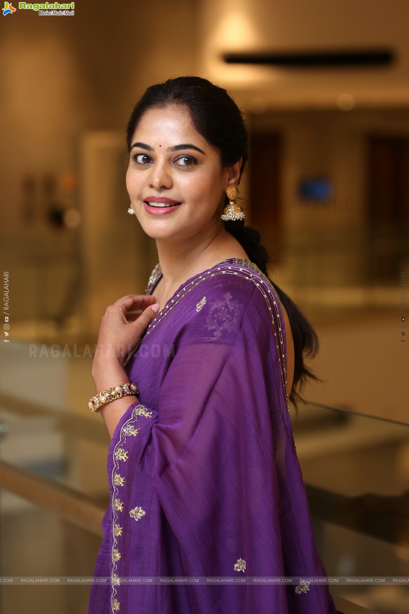 Bindu Madhavi at Dhandoraa Prerelease Event, HD Gallery