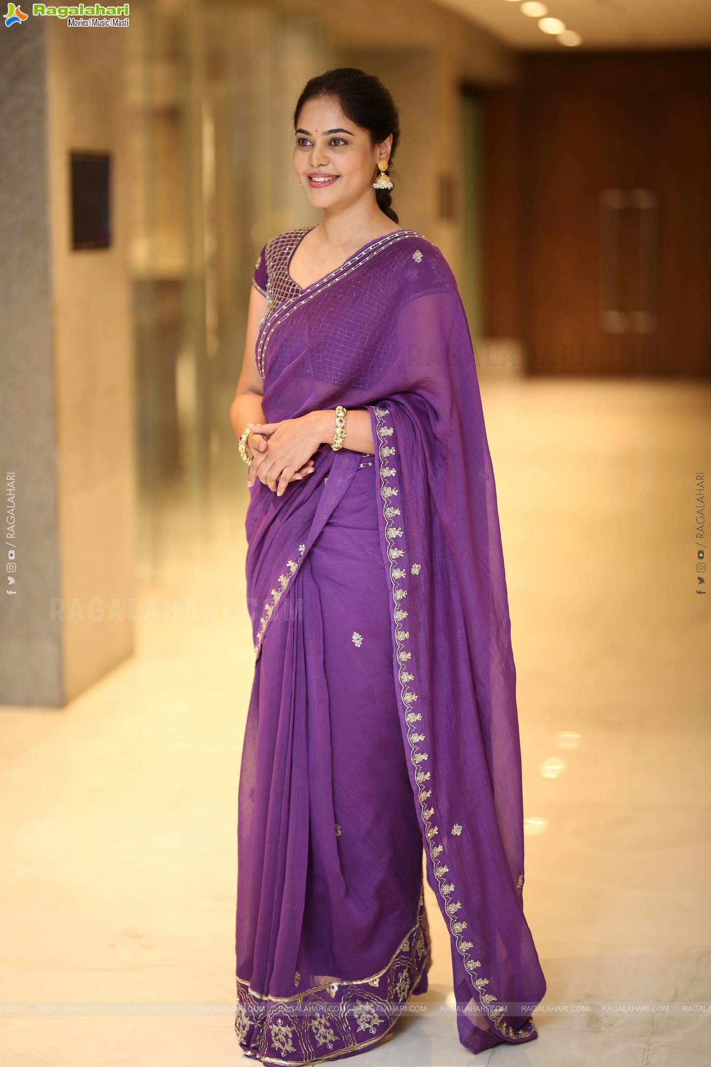 Bindu Madhavi at Dhandoraa Prerelease Event, HD Gallery