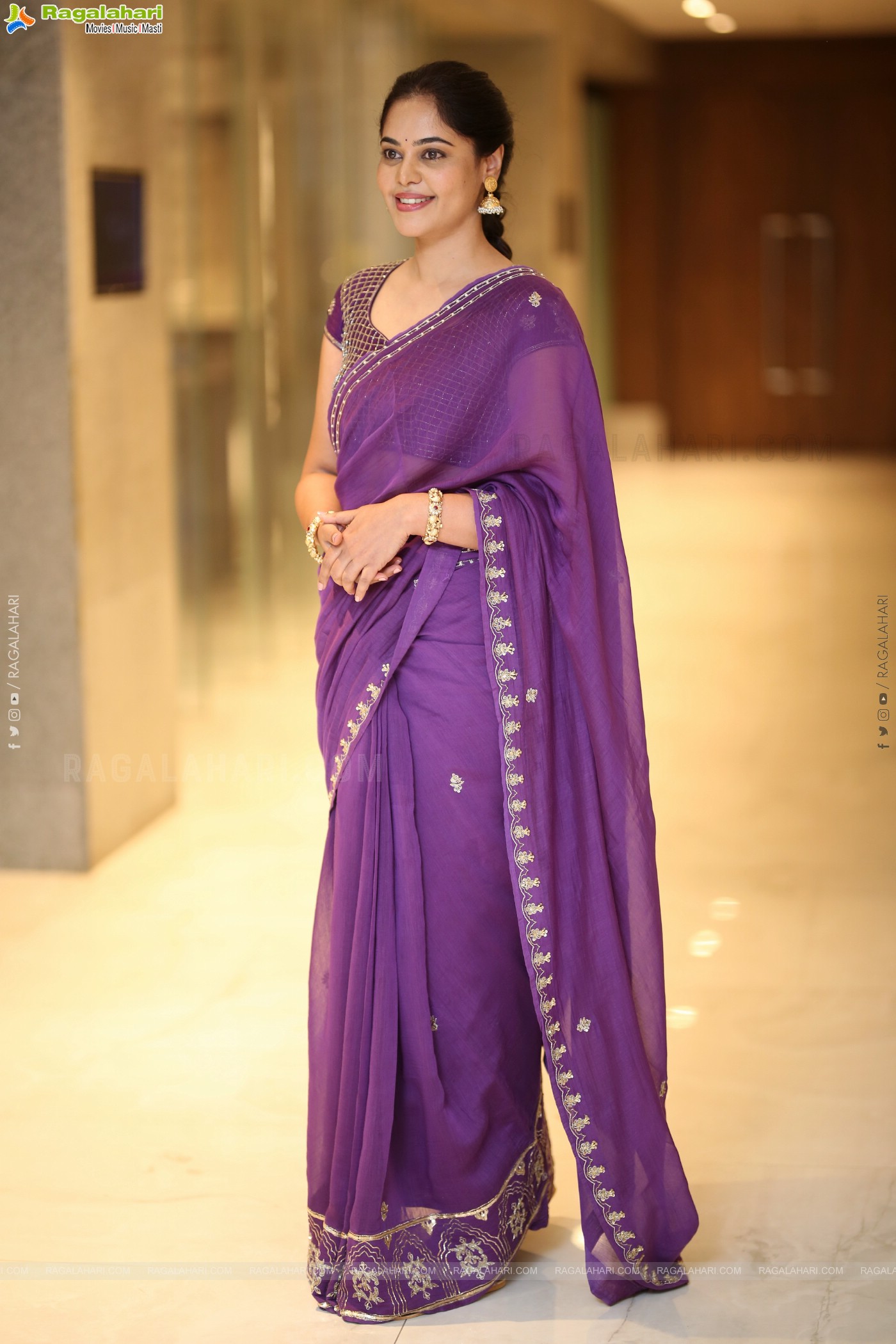 Bindu Madhavi at Dhandoraa Prerelease Event, HD Gallery