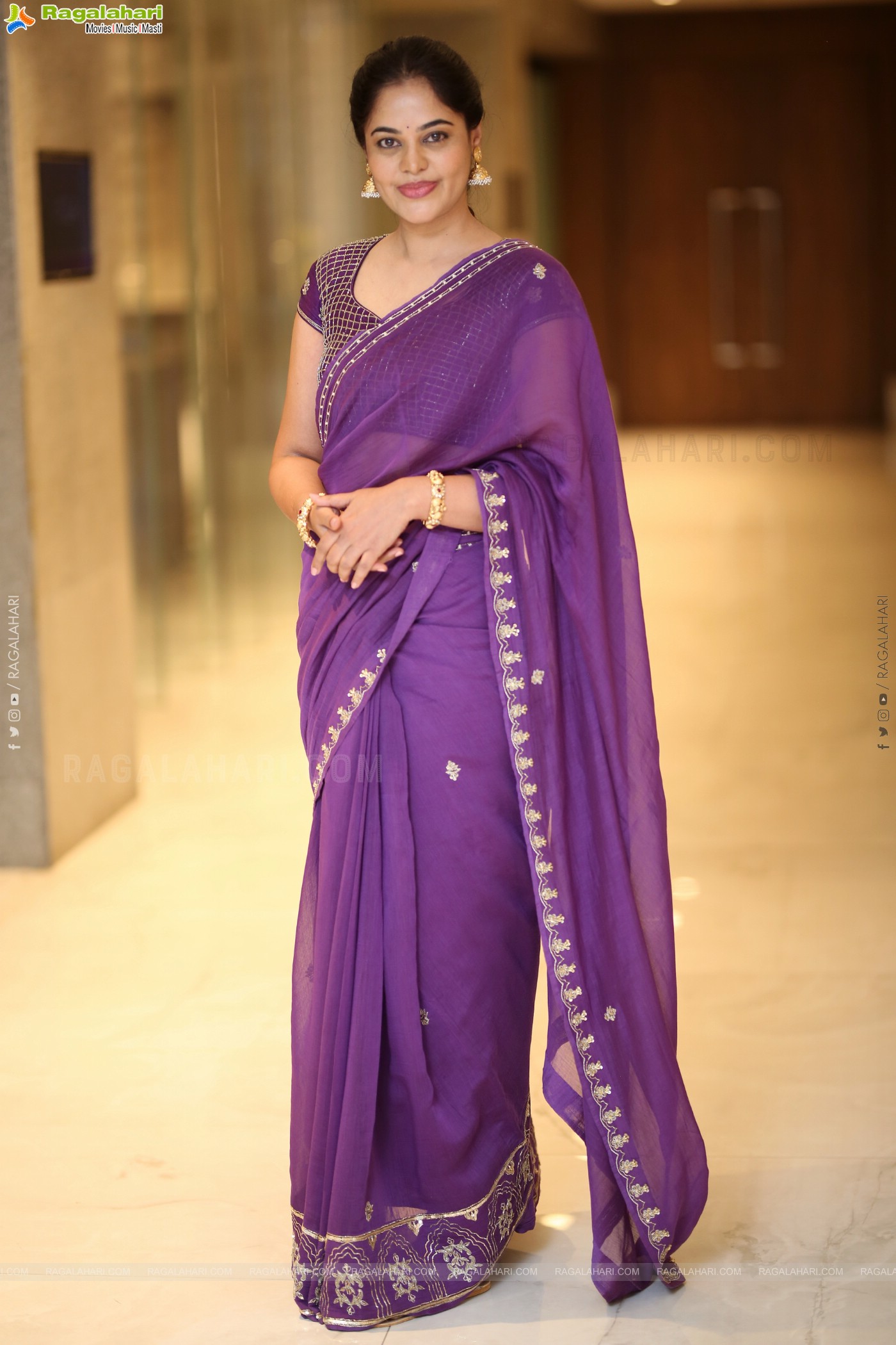 Bindu Madhavi at Dhandoraa Prerelease Event, HD Gallery