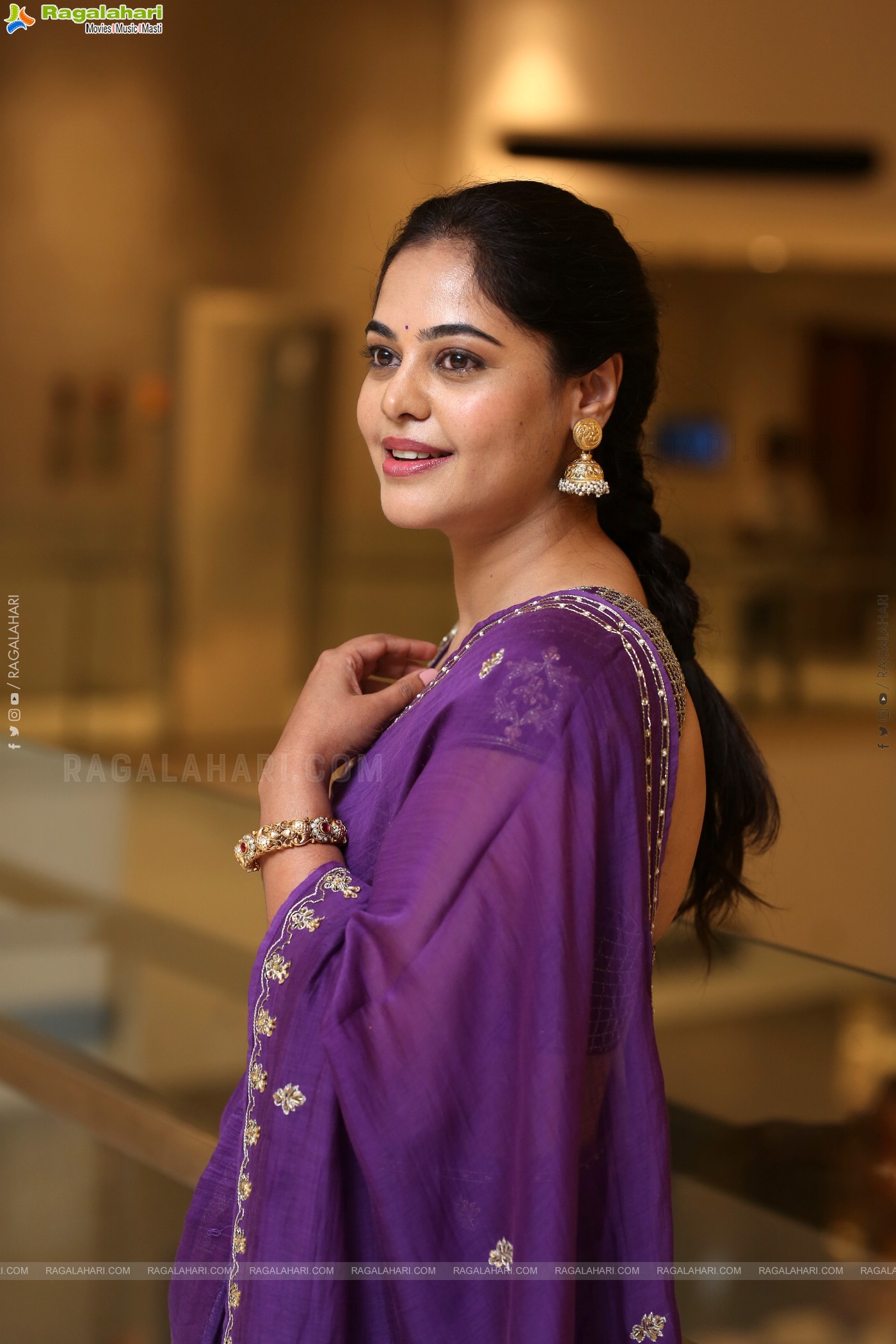 Bindu Madhavi at Dhandoraa Prerelease Event, HD Gallery