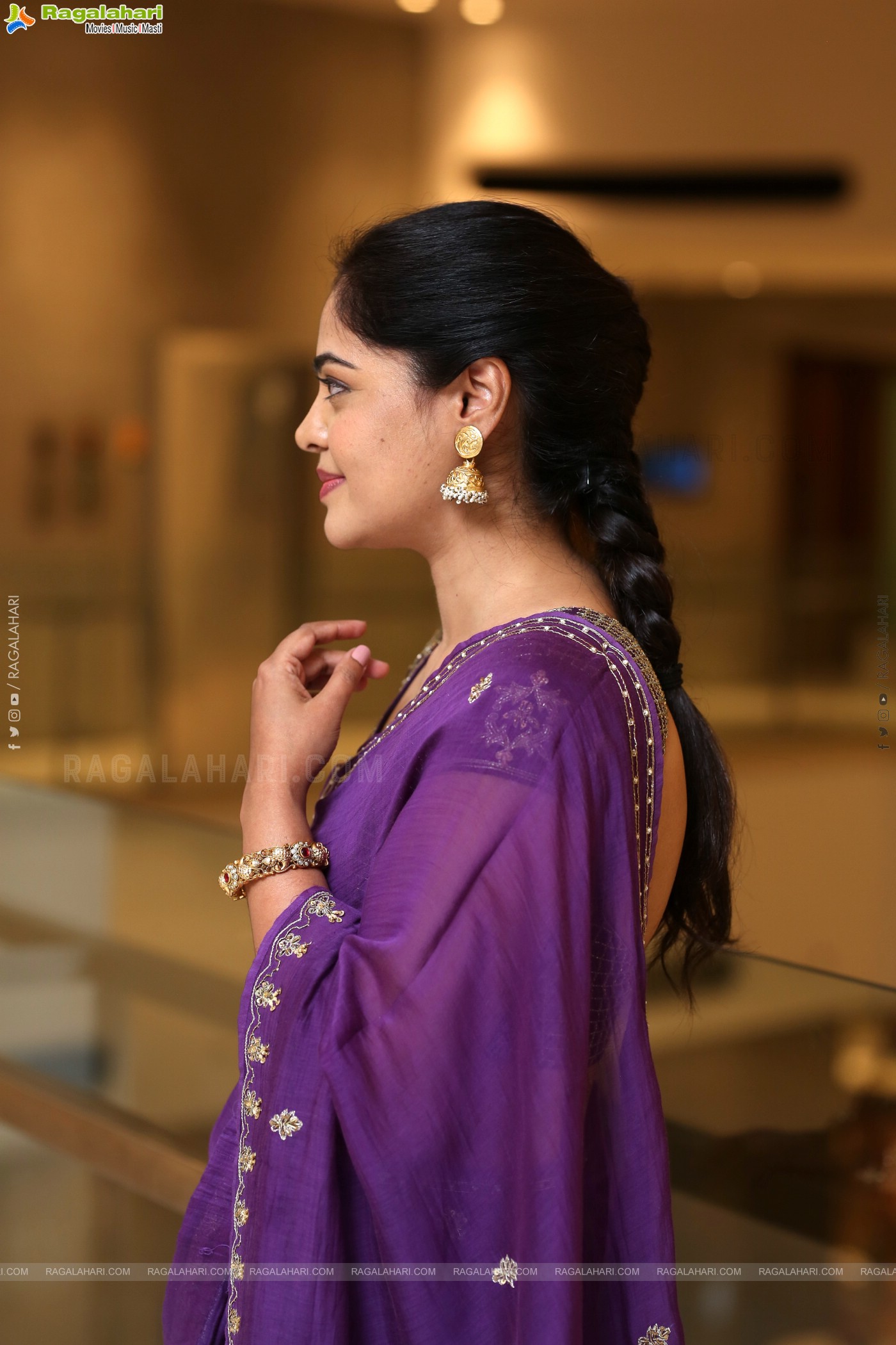 Bindu Madhavi at Dhandoraa Prerelease Event, HD Gallery