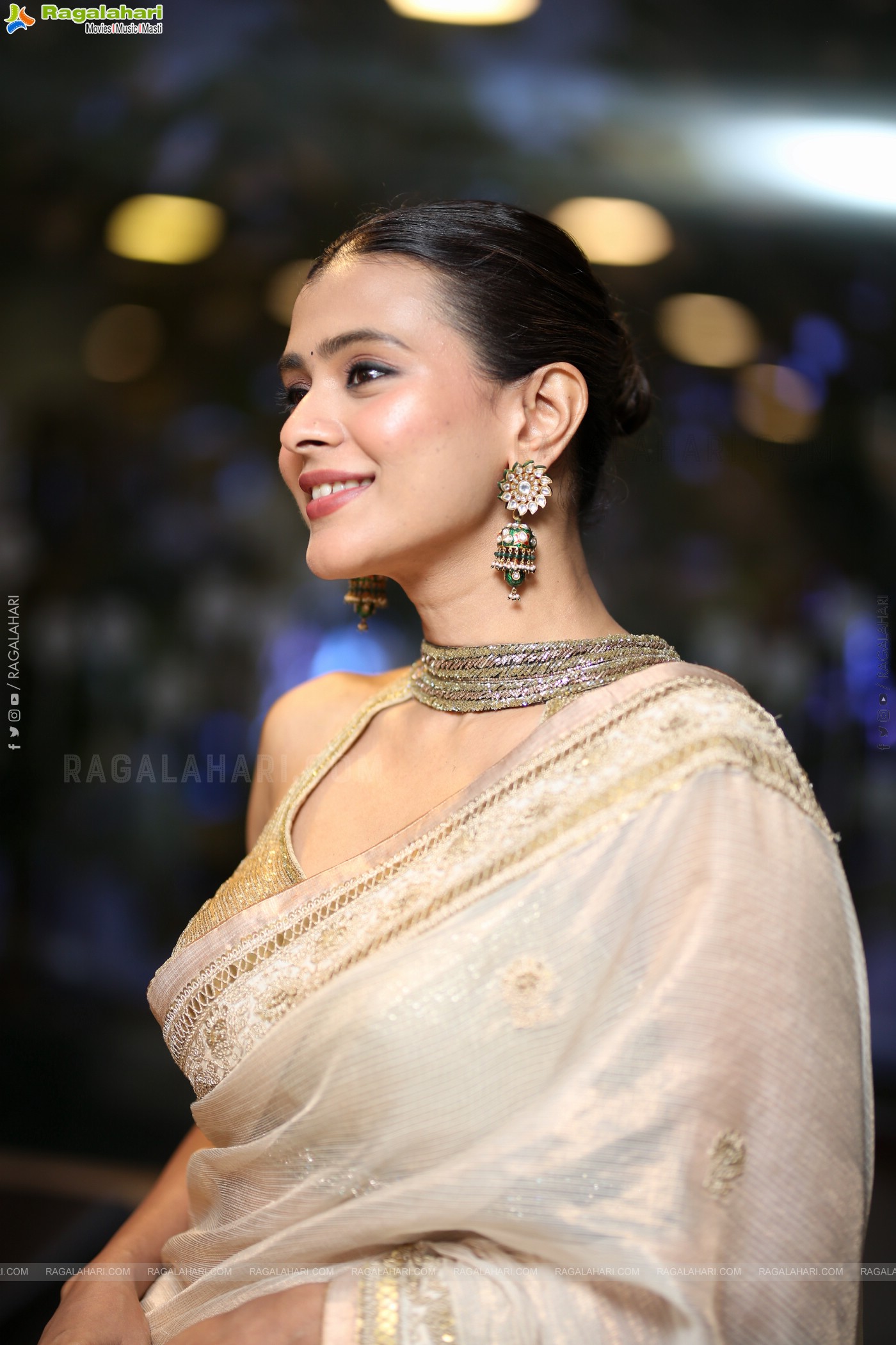 Hebah Patel Latest stills in Saree, HD Gallery