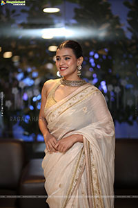 Hebah Patel Latest stills in Saree, HD Gallery