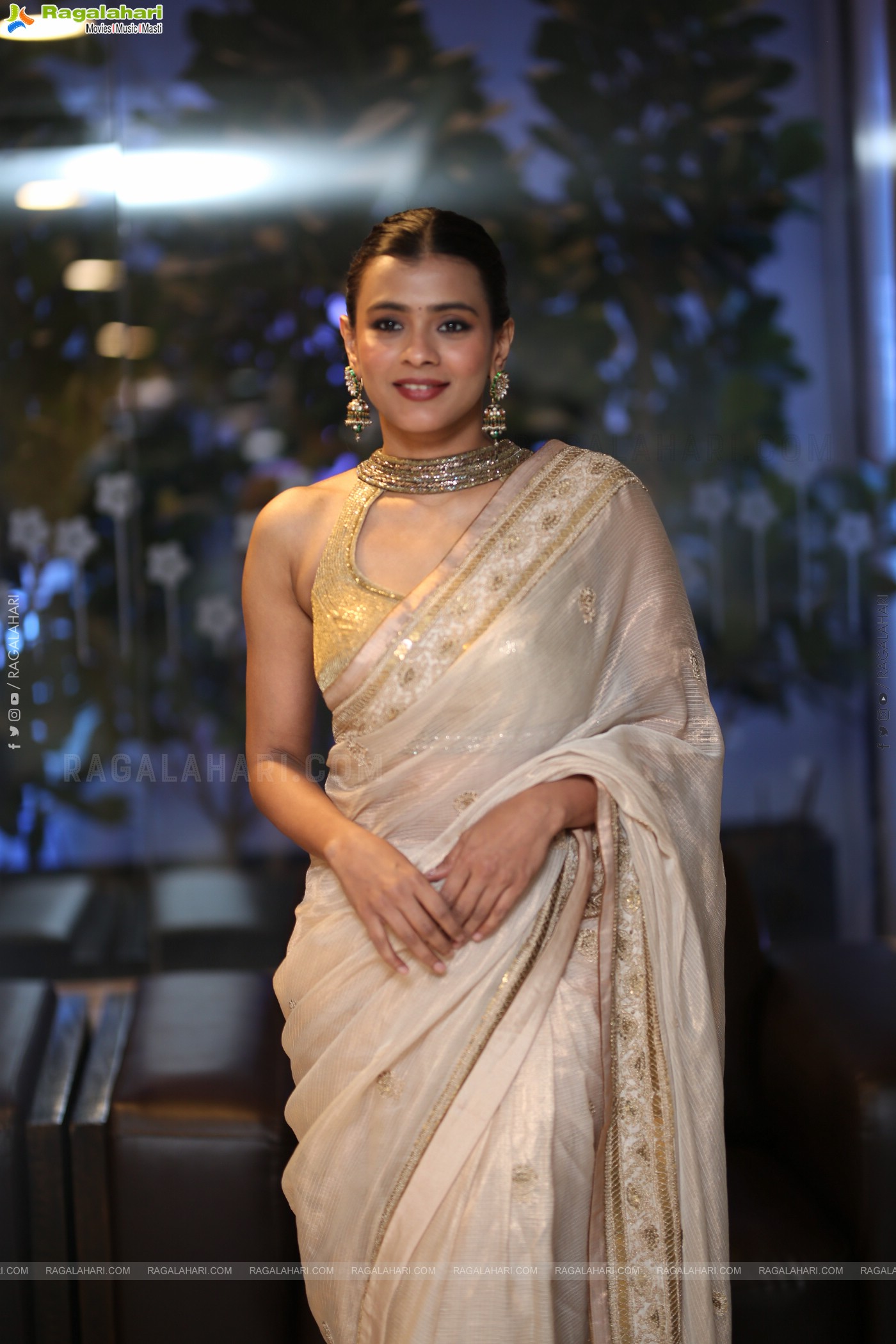 Hebah Patel Latest stills in Saree, HD Gallery