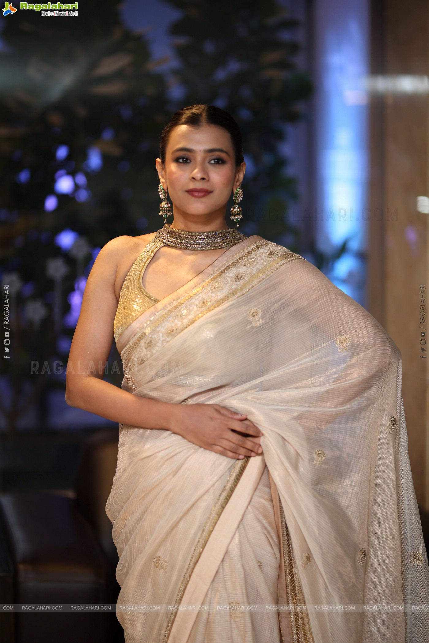 Hebah Patel Latest stills in Saree, HD Gallery