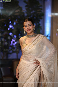 Hebah Patel Latest stills in Saree, HD Gallery