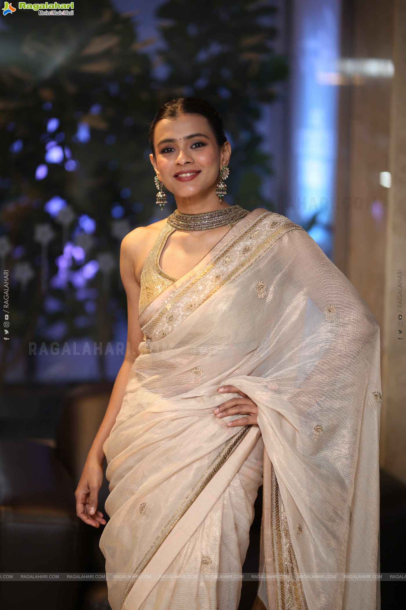 Hebah Patel Latest stills in Saree, HD Gallery