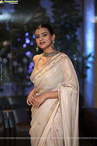 Hebah Patel Latest stills in Saree, HD Gallery