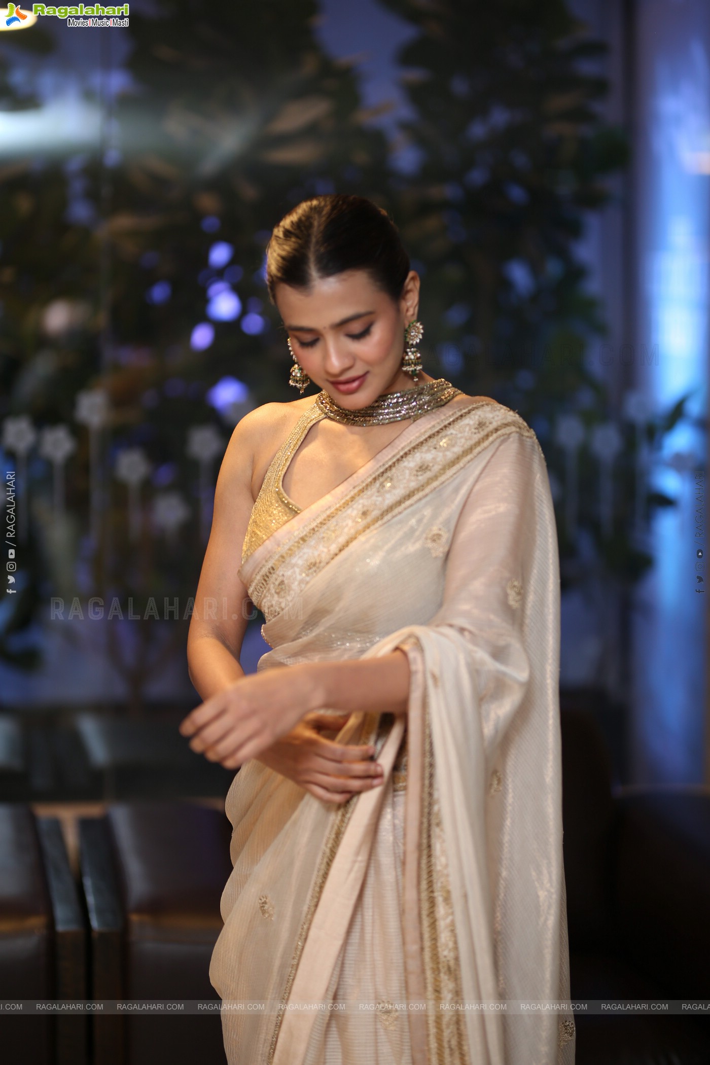 Hebah Patel Latest stills in Saree, HD Gallery