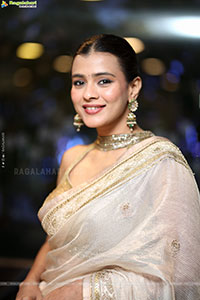 Hebah Patel Latest stills in Saree, HD Gallery