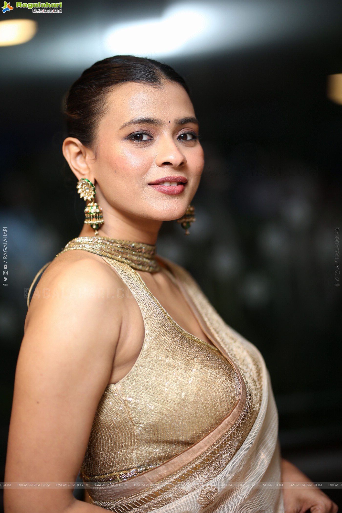 Hebah Patel Latest stills in Saree, HD Gallery