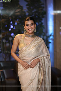 Hebah Patel Latest stills in Saree, HD Gallery