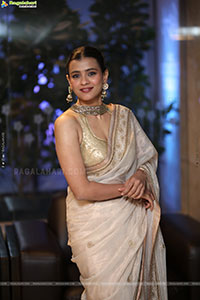 Hebah Patel Latest stills in Saree, HD Gallery