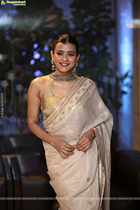 Hebah Patel Latest stills in Saree, HD Gallery